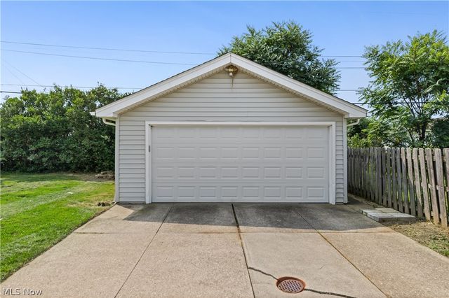 578 E Dartmoor Avenue, Seven Hills, OH 44131