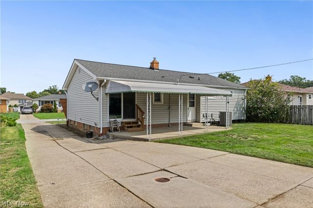 578 E Dartmoor Avenue, Seven Hills, OH 44131