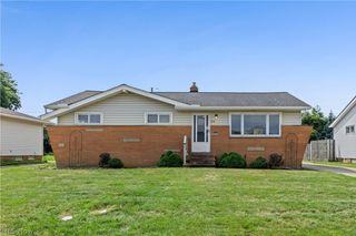 578 E Dartmoor Avenue, Seven Hills, OH 44131