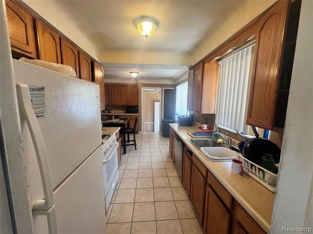 22122 Kelly Road, Eastpointe, MI 48021