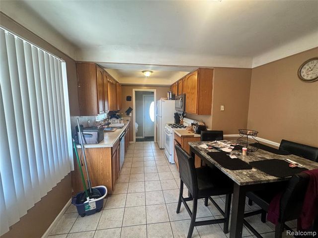 22122 Kelly Road, Eastpointe, MI 48021