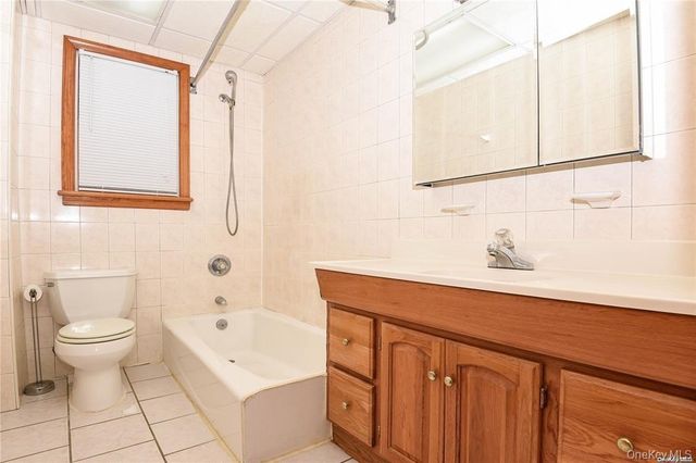 53 Thorman Avenue 2L, Hicksville, NY 11801