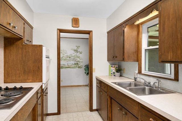 692 Grandview Avenue W, Roseville, MN 55113