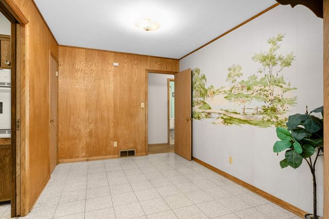 692 Grandview Avenue W, Roseville, MN 55113