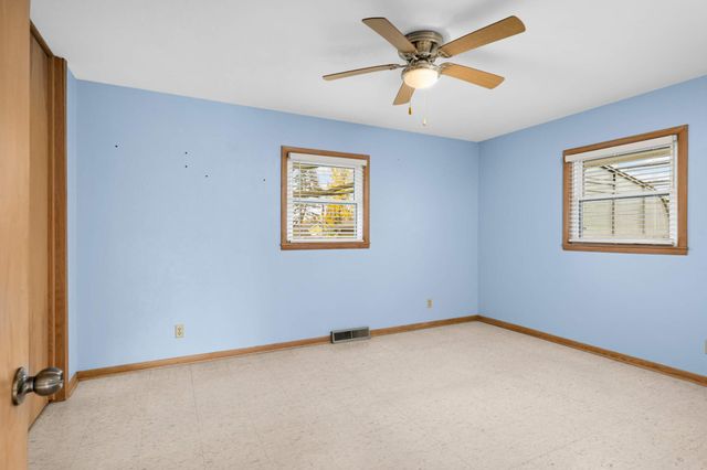 692 Grandview Avenue W, Roseville, MN 55113