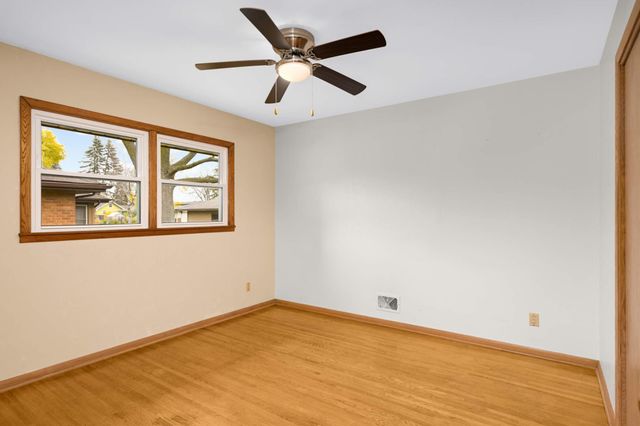 692 Grandview Avenue W, Roseville, MN 55113