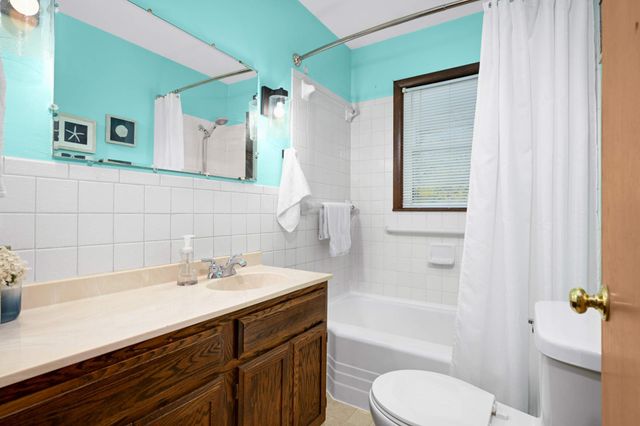 692 Grandview Avenue W, Roseville, MN 55113