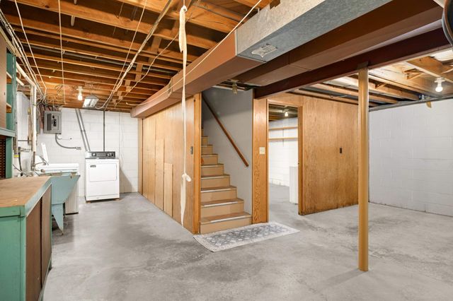 692 Grandview Avenue W, Roseville, MN 55113