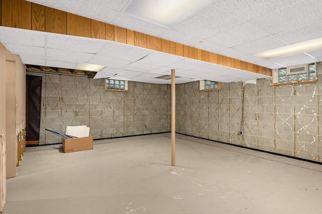 692 Grandview Avenue W, Roseville, MN 55113