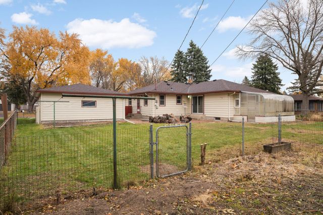 692 Grandview Avenue W, Roseville, MN 55113