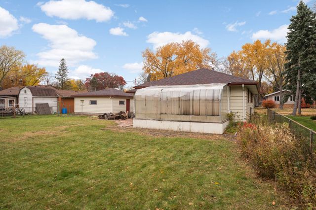 692 Grandview Avenue W, Roseville, MN 55113