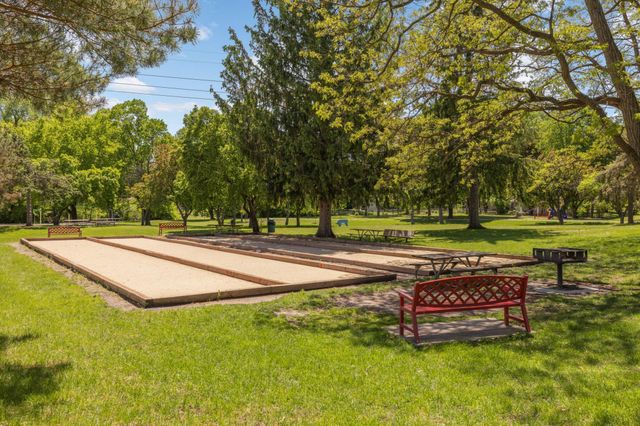 692 Grandview Avenue W, Roseville, MN 55113