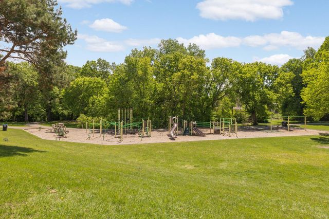 692 Grandview Avenue W, Roseville, MN 55113