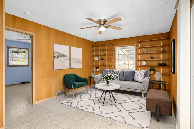 692 Grandview Avenue W, Roseville, MN 55113