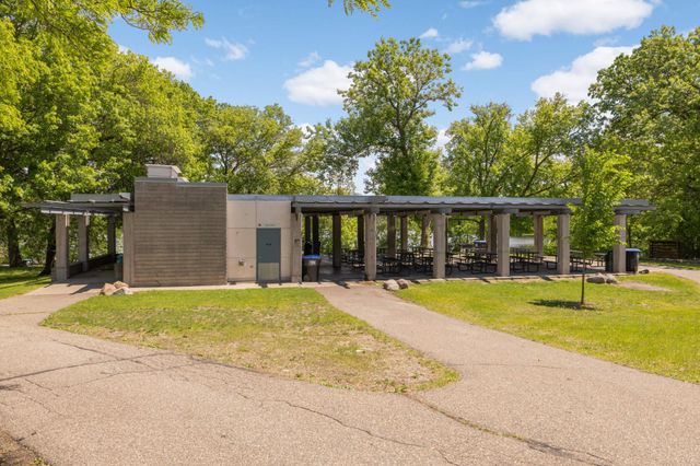 692 Grandview Avenue W, Roseville, MN 55113