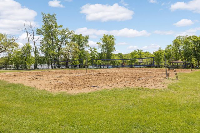 692 Grandview Avenue W, Roseville, MN 55113