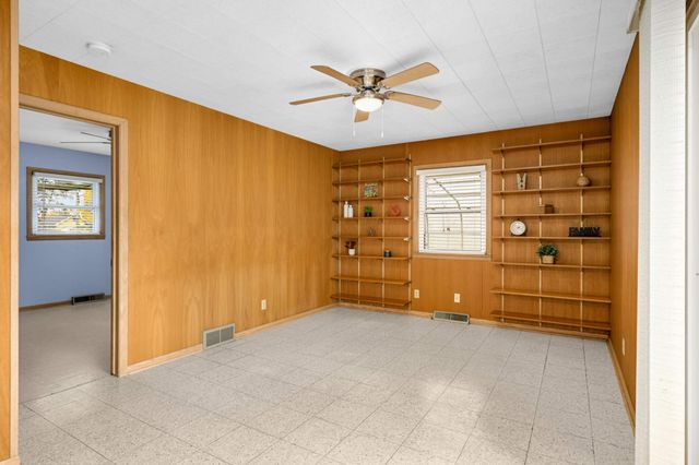 692 Grandview Avenue W, Roseville, MN 55113