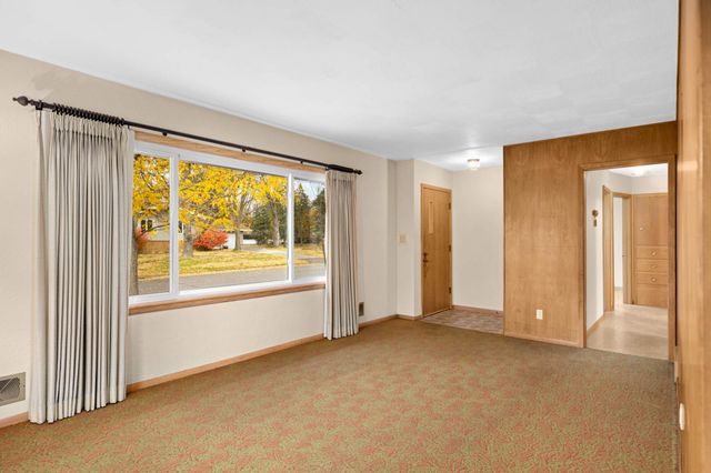 692 Grandview Avenue W, Roseville, MN 55113