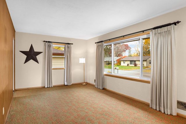 692 Grandview Avenue W, Roseville, MN 55113