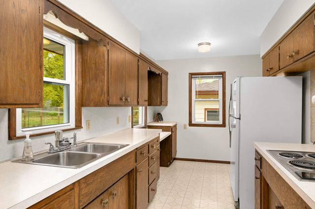 692 Grandview Avenue W, Roseville, MN 55113