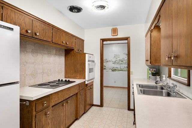 692 Grandview Avenue W, Roseville, MN 55113