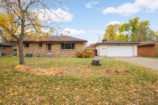 692 Grandview Avenue W, Roseville, MN 55113