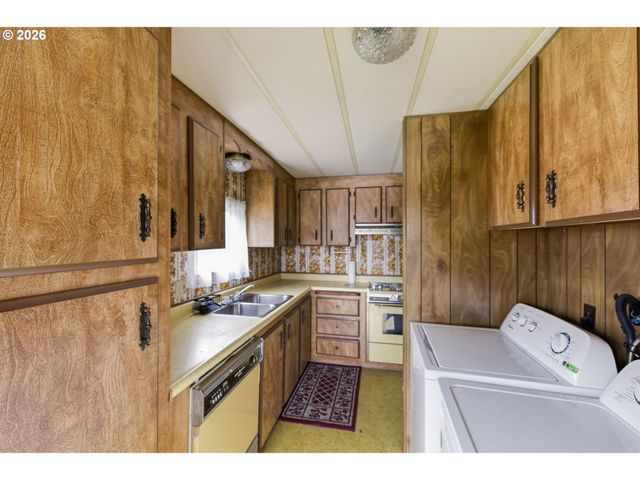 2080 HARBOR Dr, Springfield, OR 97477