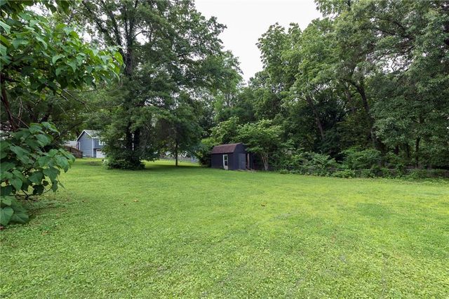 124 Johnson Road, Liberty, MO 64068