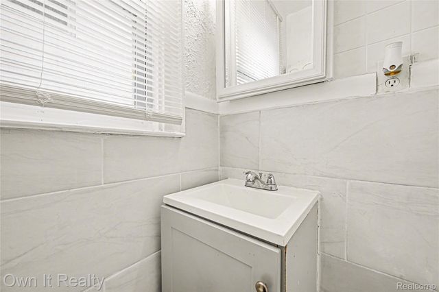 6065 Plainview Avenue, Detroit, MI 48228