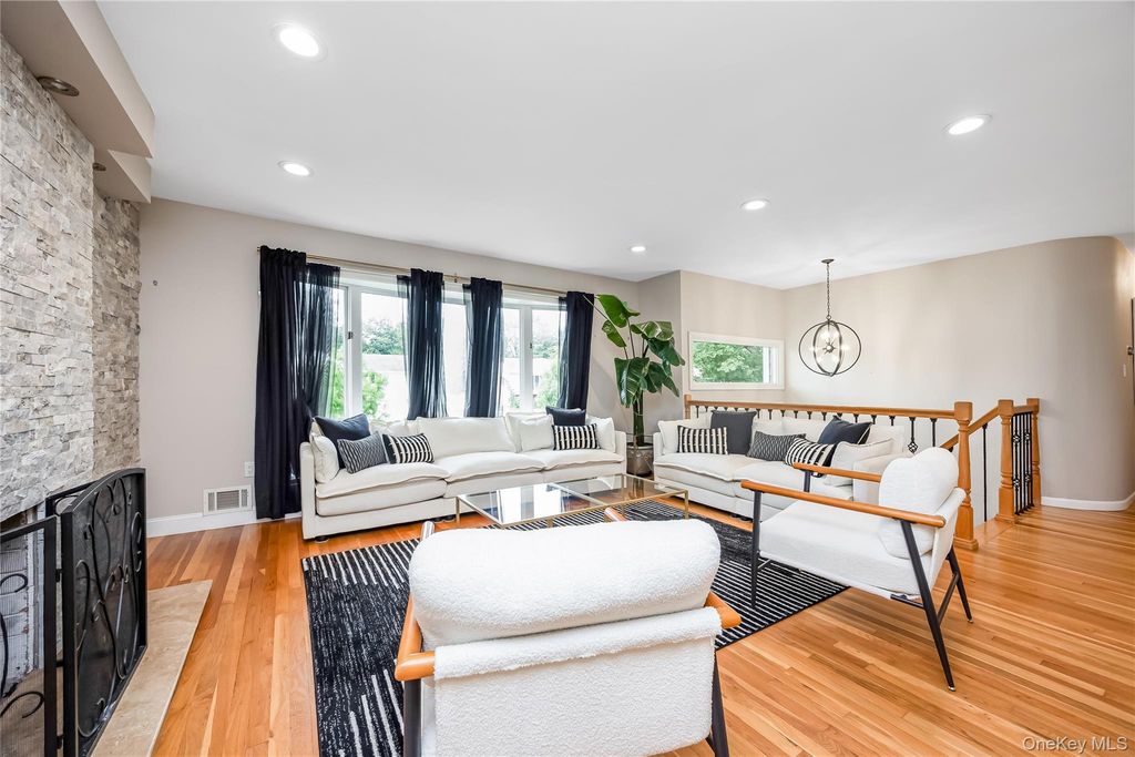 31 Sterling Lane, Smithtown, NY 11787 — photo 4