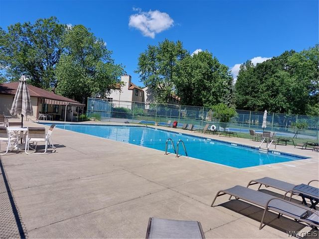 252 Old Meadow Drive, Amherst, NY 14051