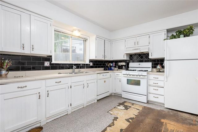 7239 N BALES Avenue, Gladstone, MO 64119