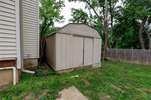 7239 N BALES Avenue, Gladstone, MO 64119