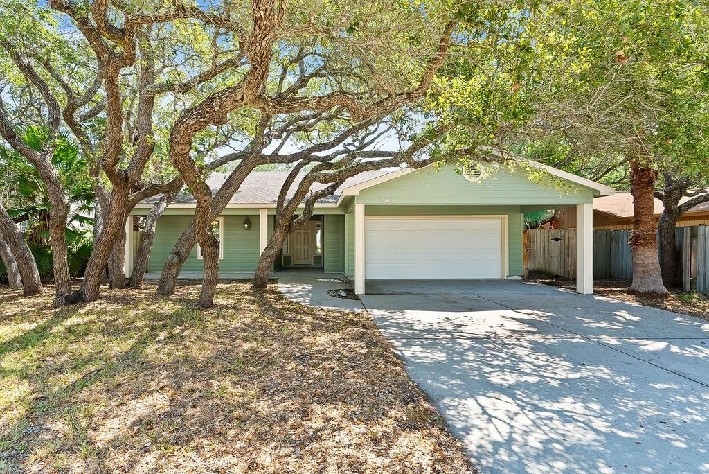 1506 N Live Oak St, Rockport, TX 78382 — exterior