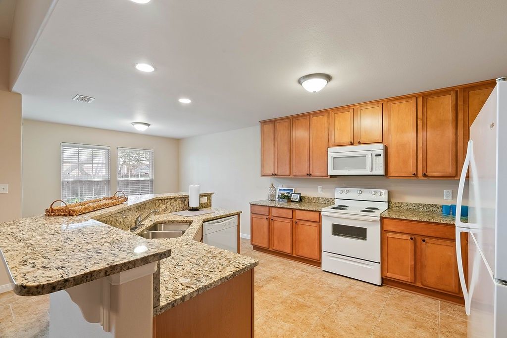 1506 N Live Oak St, Rockport, TX 78382 — photo 2