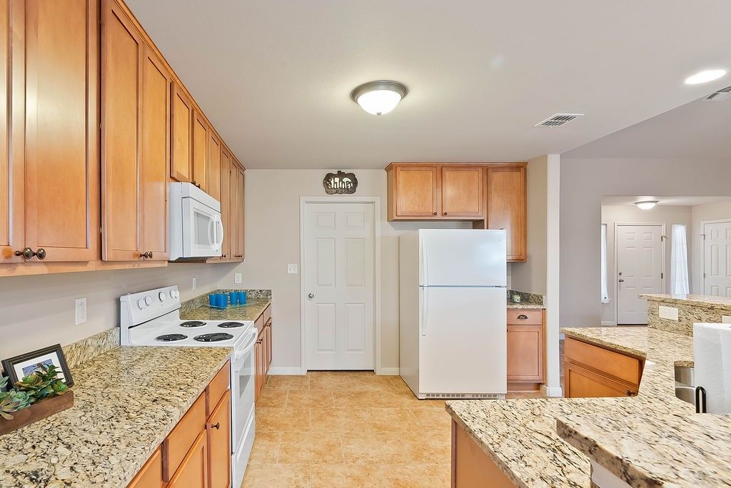 1506 N Live Oak St, Rockport, TX 78382 — photo 3