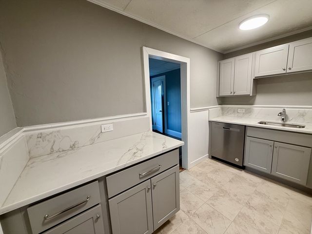 198 E Central St 2R, Franklin, MA 02038