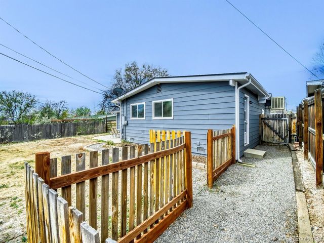 7888 Applewood Ln, Denver, CO 80221