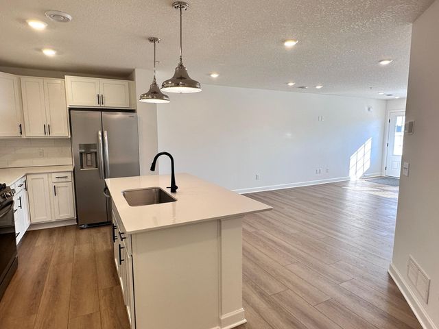 5277 Long Pointe Pass, Woodbury, MN 55129