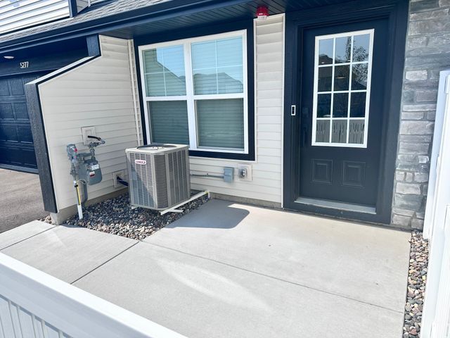 5277 Long Pointe Pass, Woodbury, MN 55129