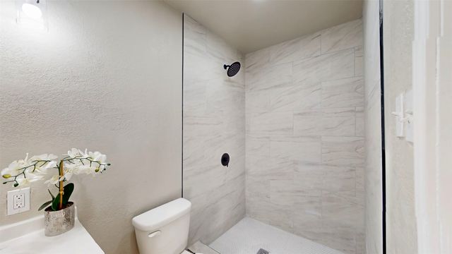 5009 Roxie Street, Haltom City, TX 76117