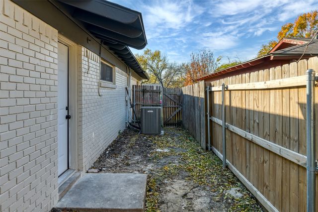 5009 Roxie Street, Haltom City, TX 76117