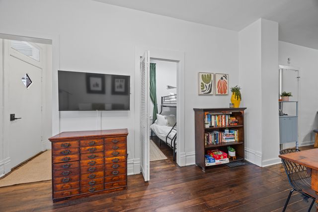 2148 W Belle Plaine Avenue 1, Chicago, IL 60618