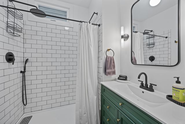 2148 W Belle Plaine Avenue 1, Chicago, IL 60618