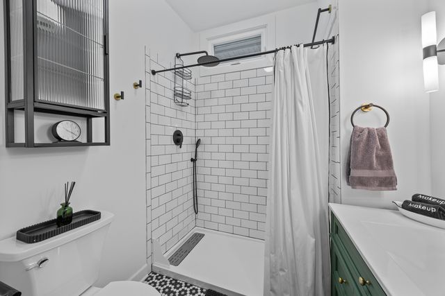 2148 W Belle Plaine Avenue 1, Chicago, IL 60618