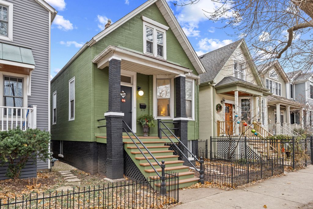 2148 W Belle Plaine Avenue 1, Chicago, IL 60618
