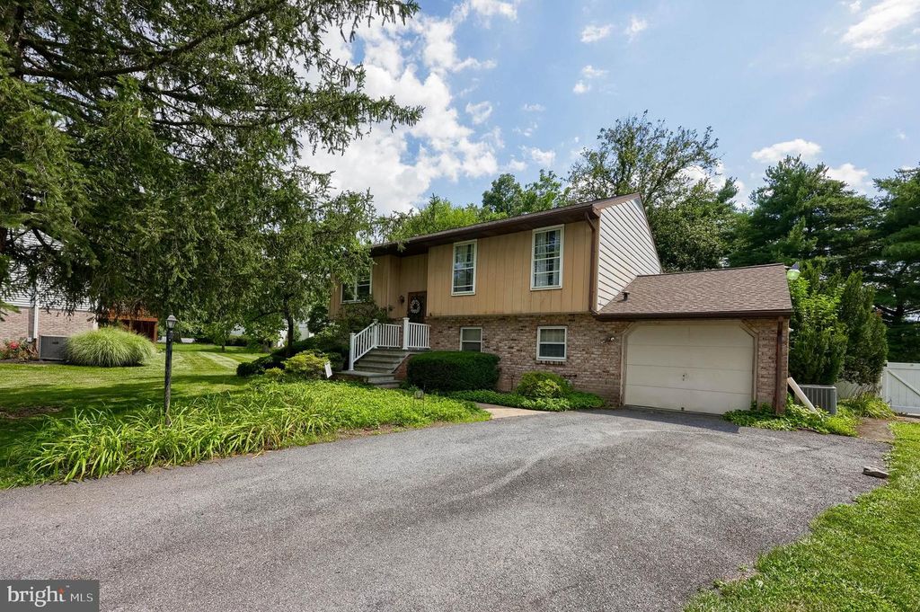 925 EDINBURGH DR, Lancaster, PA 17601