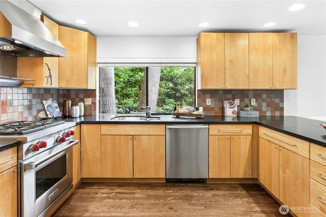 105 Big Bear Place NW, Issaquah, WA 98027