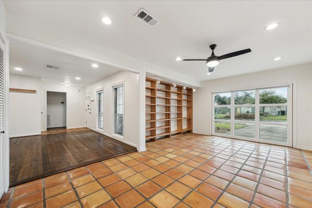 7262 Roos Road, Houston, TX 77074