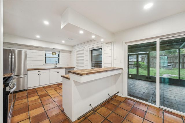 7262 Roos Road, Houston, TX 77074